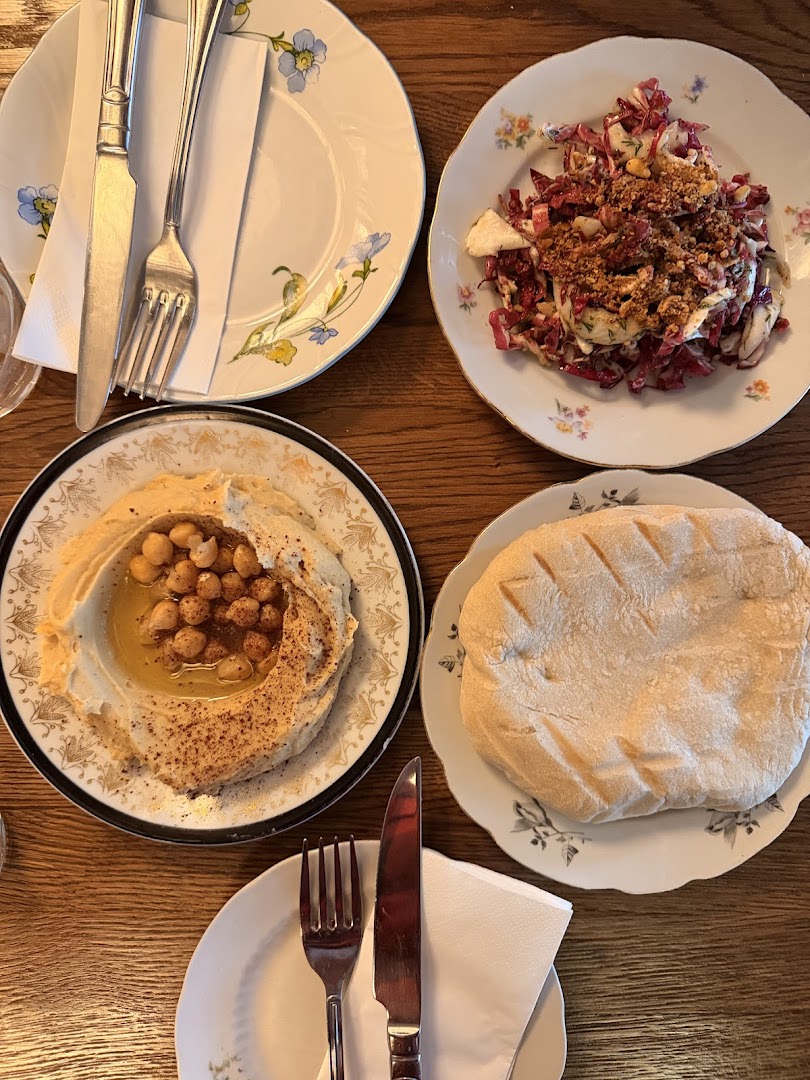 Kremowy hummus z ciepłą pitą